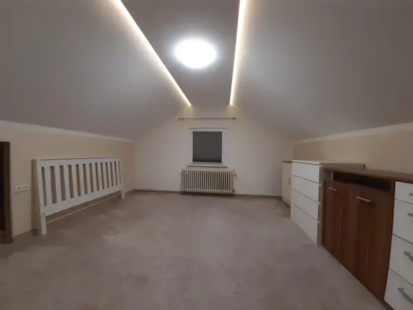 Ausgebautes Dachgeschoss mit abgehängtem Deckenelement und indirekter Beleuchtung